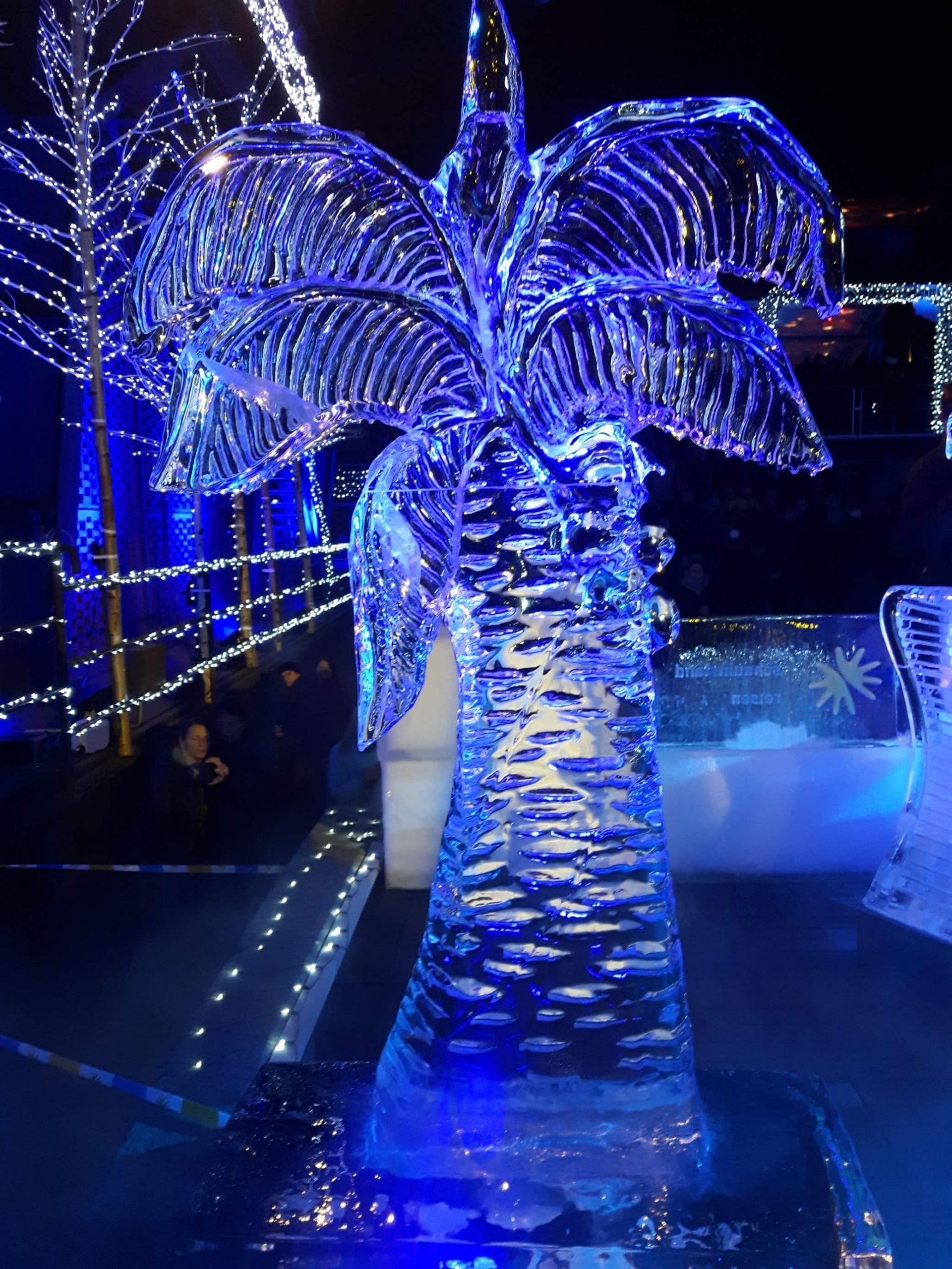 eisskulpturen-lichtermarkt-palme-aus-eis-e1549294100435